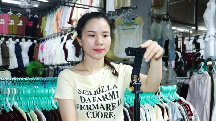 Không chỉ livestream để giới thiệu sản phẩm, tôi còn tận dụng chính không gian chợ, cuộc sống và công việc thường ngày để làm các video đăng tải lên mạng xã hội.