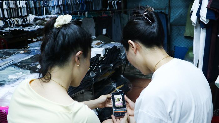 Việc kết hợp giữa chợ truyền thống và nền tảng số dần trở thành hướng tiếp cận mới được nhiều tiểu thương quan tâm. Chị Trương Thị Linh (tiểu thương tại chợ Hà Tĩnh) cũng đang bắt đầu hành trình kết hợp bán hàng trực tiếp tại quầy và trực tuyến qua các trang mạng xã hội.
