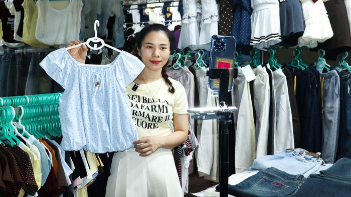 Trước đây, chỉ những khách hàng đến chợ mới có thể tiếp cận sản phẩm, thì giờ đây sản phẩm của chúng tôi có thể đến được với hàng nghìn người.