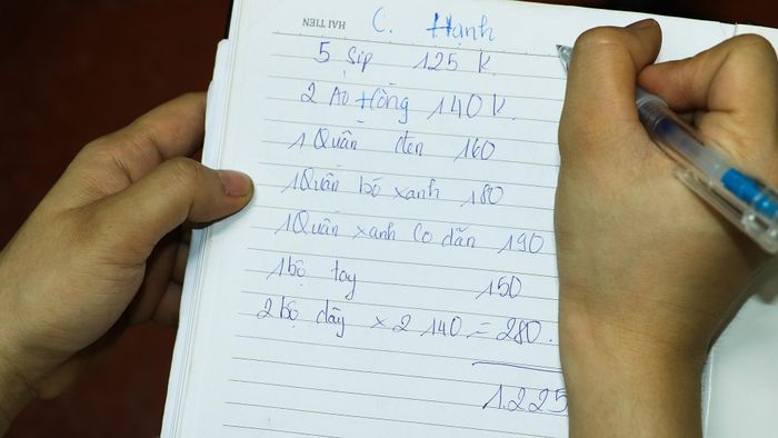 Thông qua các lượt tương tác, bình luận để đặt hàng, tôi có thể hiểu rõ hơn thị hiếu của khách hàng, từ đó chủ động cập nhật thêm các mẫu mã phù hợp.