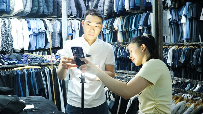 Tôi nghĩ nếu chỉ một mình thay đổi thì chưa đủ sức lan tỏa. Sau một thời gian xây kênh, tôi chia sẻ cách quay video, livestream cho người thân và các tiểu thương tại chợ Hà Tĩnh.