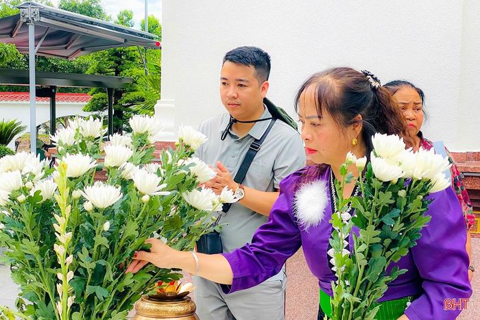 Dòng người nối dài tiến vào khu mộ 10 nữ thanh niên xung phong trong không khí trang nghiêm, thành kính, bày tỏ lòng biết ơn đối với những người đã hiến dâng tuổi thanh xuân cho Tổ quốc.