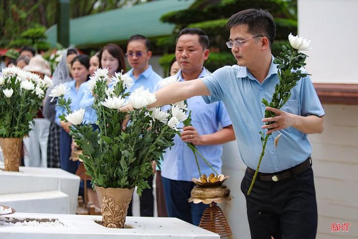 Những bông hoa được dâng lên trước từng phần mộ như lời tri ân sâu sắc của các thế hệ hôm nay đối với những người đã ngã xuống vì độc lập, tự do của dân tộc.