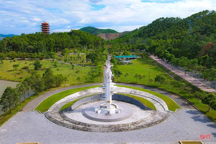 Dòng người vẫn tiếp tục tìm về Ngã ba Đồng Lộc, viết tiếp mạch nguồn tri ân, để ký ức về sự hy sinh của các anh hùng liệt sĩ luôn được gìn giữ và lan tỏa qua nhiều thế hệ.