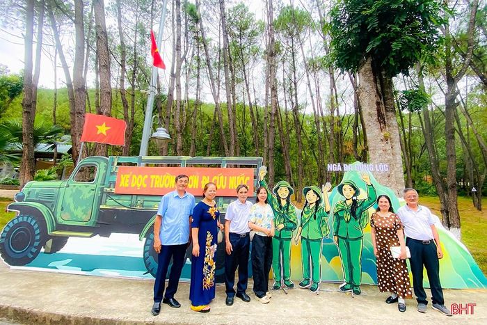Du khách trong và ngoài nước chụp ảnh tại tọa độ lửa.