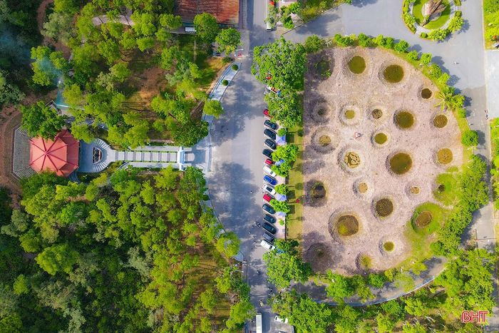 Trong kháng chiến chống Mỹ cứu nước, Ngã ba Đồng Lộc là nút giao thông chiến lược, nơi phải hứng chịu số lượng lớn bom đạn nhưng vẫn giữ vững mạch máu giao thông phục vụ tiền tuyến.