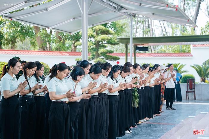 Theo Ban Quản lý Khu di tích, từ đầu tháng 7, mỗi ngày có khoảng 4.000 lượt du khách, cao điểm có 7.000 lượt người về dâng hương, tri ân các anh hùng liệt sĩ.