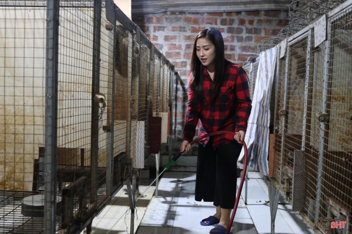 Chị Trần Thị Cẩm Tú lựa chọn trở về Hà Tĩnh phát triển mô hình nuôi chồn giống kết hợp kinh doanh "Tiệm cà phê Làng Tôi".
