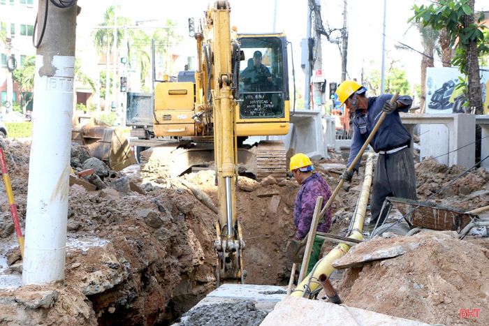 Những ngày qua, Công ty TNHH Xây dựng Vĩnh Phú đã chủ động tổ chức thêm các mũi thi công, mở rộng phạm vi nhằm đẩy nhanh tiến độ dự án.