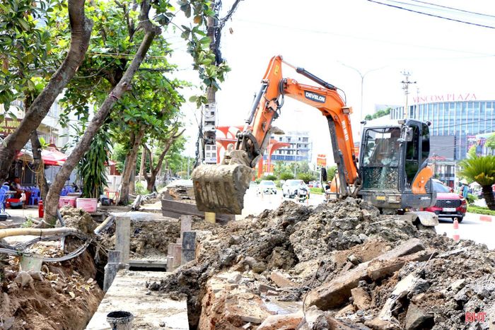 Dự án chỉnh trang, nâng cấp quốc lộ 1 (đoạn từ đường vào Khu tổ hợp Green Eco đến đường Nguyễn Biểu) đã được triển khai thi công trên toàn tuyến.
