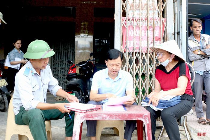 Lực lượng chức năng phường Thành Sen thường xuyên có mặt tại hiện trường tuyên truyền, vận động, tạo sự đồng thuận của người dân; đồng thời lập biên bản hiện trường các trường hợp vi phạm.