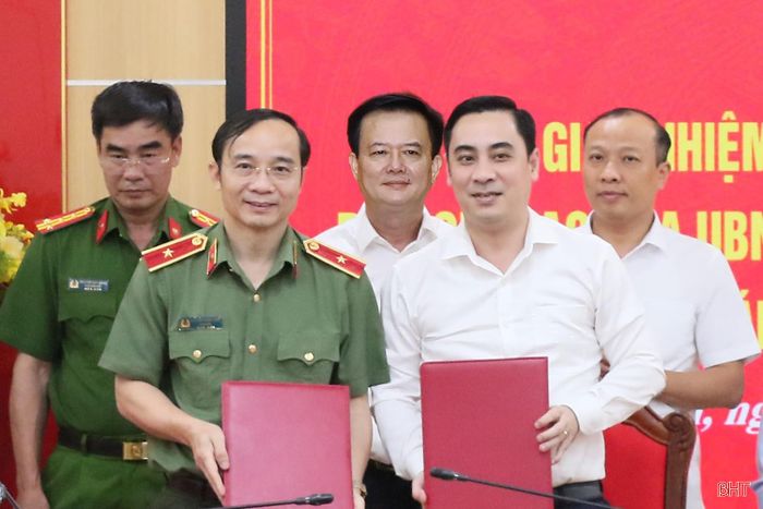 Phó Chủ tịch Thường trực UBND tỉnh Trần Báu Hà và đại biểu chứng kiến việc bàn giao nhiệm vụ giữa lãnh đạo Sở KH&amp;CN với lãnh đạo Công an tỉnh.