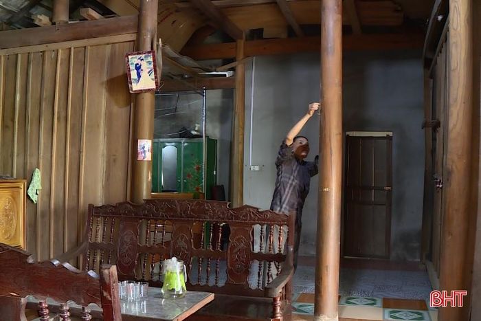 Nền nhà được chắp vá bởi nhiều loại gạch và cột nhà đã xuống cấp trầm trọng sau nhiều năm.