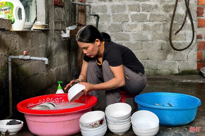Chị Thu Anh không có công việc ổn định, chủ yếu là đi bưng bê, rửa bát thuê ở các quán ăn gần nhà.