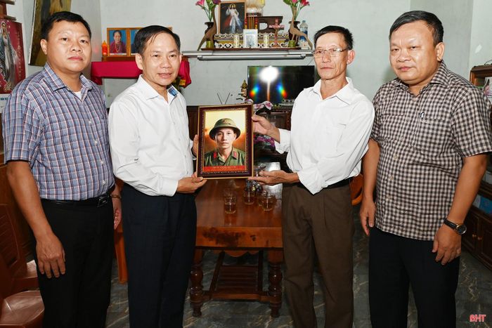 Lãnh đạo Đoàn ĐBQH tỉnh Hà Tĩnh và xã Phúc Trạch trao tặng di ảnh dựng chân dung liệt sĩ Nguyễn Văn Thân cho gia đình ông Nguyễn Văn Thiện.