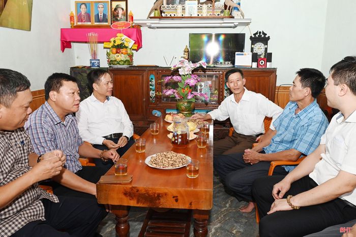 Ông Trần Đình Gia - Phó Trưởng đoàn chuyên trách Đoàn ĐBQH tỉnh Hà Tĩnh trao đổi với gia đình và khẳng định sẽ tiếp tục giám sát, đề xuất các cấp có thẩm quyền để xác định chính xác danh tính hài cốt liệt sĩ.