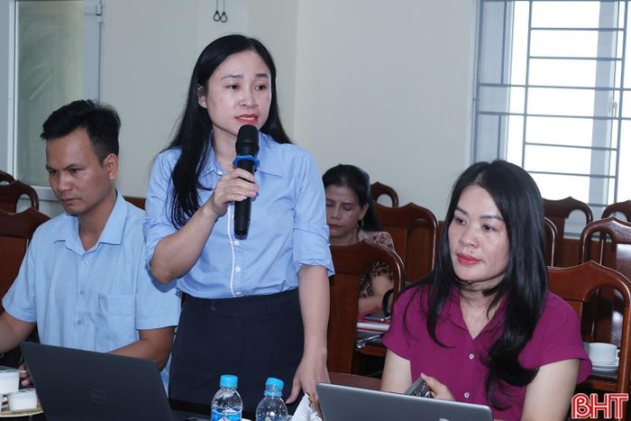 Bà Trương Thị Lượng – Phó Chủ tịch Hội LHPN tỉnh Hà Tĩnh nêu rõ một số giải pháp nâng cao hiệu quả hoạt động của hợp tác xã.