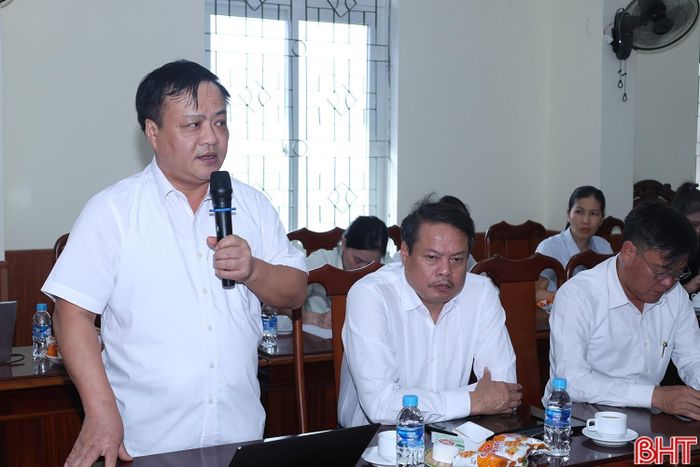 Ông Nguyễn Văn Tuấn - Phó Trưởng ban Kinh tế - Ngân sách, HĐND tỉnh phát biểu tại hội nghị.