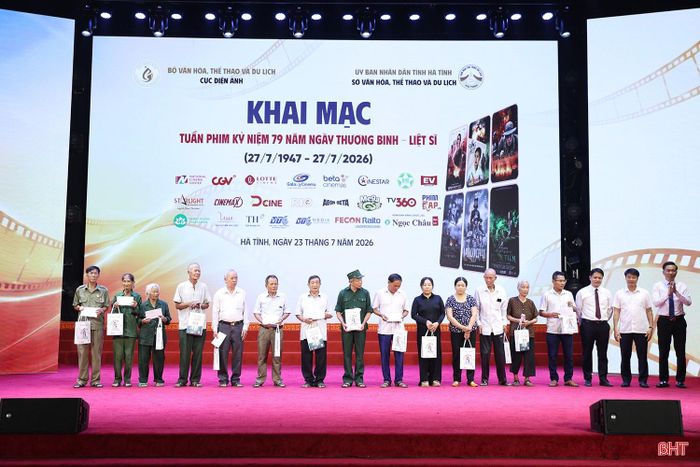 Quỹ Vì Tầm vóc Việt, Công ty TNHH Dược phẩm Hoa Linh, VTC Media cùng một nhà tài trợ thông qua Cục Điện ảnh trao tặng 100 phần quà tri ân người có công tại Hà Tĩnh.