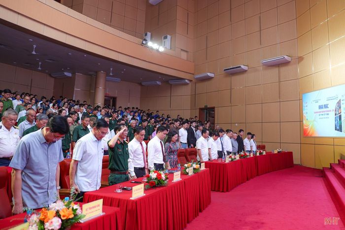 Các đại biểu và khán giả dành một phút mặc niệm để tưởng nhớ Chủ tịch Hồ Chí Minh, các anh hùng liệt sĩ đã anh dũng hy sinh vì sự nghiệp đấu tranh giải phóng dân tộc, thống nhất đất nước, xây dựng và bảo vệ Tổ quốc.