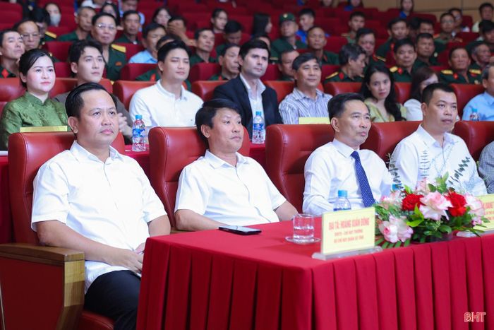 Các đại biểu tham dự chương trình.