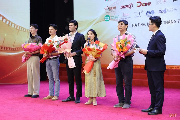 Ê-kíp làm phim "Thanh âm vượt đại dương" giao lưu, chia sẻ với khán giả Hà Tĩnh về quá trình sáng tạo, sản xuất bộ phim.