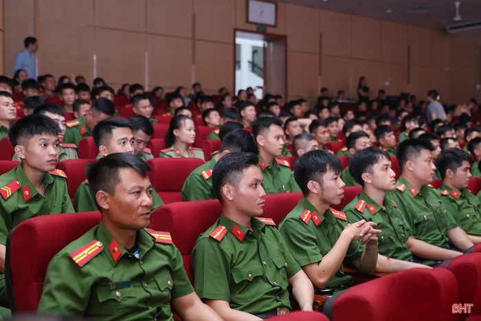 Cán bộ, chiến sĩ, lực lượng vũ trang Hà Tĩnh theo dõi bộ phim "Thanh âm vượt đại dương".