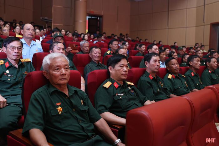 Các thương binh, bệnh binh, thân nhân liệt sĩ, người có công với cách mạng, các cựu chiến binh theo dõi bộ phim "Thanh âm vượt đại dương".