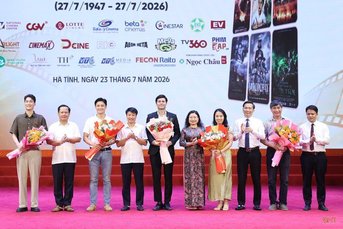 Các đồng chí lãnh đạo Cục Điện ảnh, lãnh đạo tỉnh, Sở VH-TT&DL tặng hoa chúc mừng đoàn phim "Thanh âm vượt đại dương".