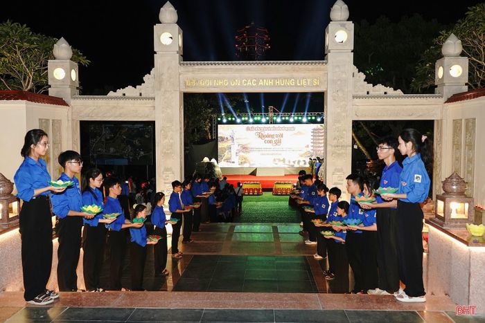 Các đại biểu và toàn thể Nhân dân làm lễ thỉnh chuông, tưởng nhớ các anh hùng liệt sĩ.