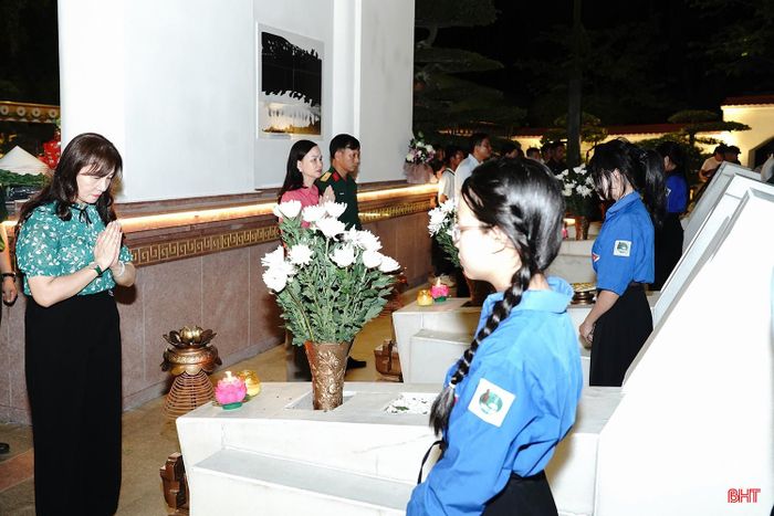 Trong giây phút thiêng liêng, bằng tất cả tấm lòng thành kính và biết ơn sâu sắc, đại biểu dâng những nén hương thơm và ngọn nến tri ân lên Khu mộ 10 nữ anh hùng liệt sĩ thanh niên xung phong Ngã ba Đồng Lộc.