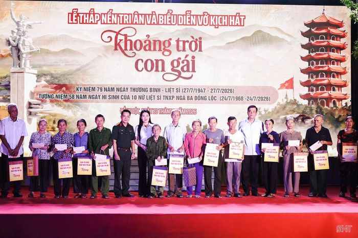 Tiếp nối truyền thống “uống nước nhớ nguồn”, “đền ơn đáp nghĩa”, tại chương trình, Ban Tổ chức trao tặng 30 suất quà cho các thương binh, bệnh binh, thân nhân liệt sĩ, người có công và gia đình chính sách.