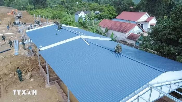 Những mái nhà đầu tiên đã được lợp cho bà con Mường Than. (Ảnh: Nguyễn Oanh/TTXVN)