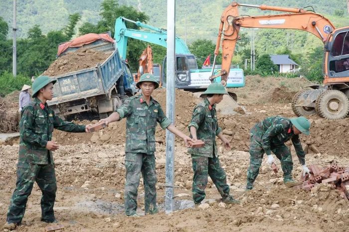 Các chiến sỹ Bộ chỉ huy Quân sự tỉnh Lai Châu làm việc xuyên ngày đêm để hoàn thành 24 căn nhà cho người dân. (Ảnh: Nguyễn Oanh/TTXVN)