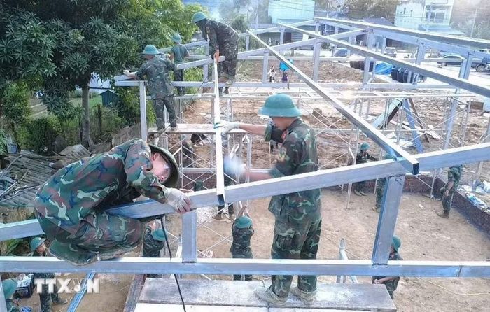 Các chiến sỹ Bộ chỉ huy Quân sự tỉnh Lai Châu làm việc xuyên ngày đêm để hoàn thành 24 căn nhà cho người dân. (Ảnh: Nguyễn Oanh/TTXVN)