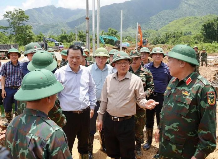 Phó Thủ tướng Hồ Quốc Dũng kiểm tra tiến độ khu tái định cư xây 24 căn nhà cho người dân Mường Than bị lũ quét. (Ảnh: Nguyễn Oanh/TTXVN)