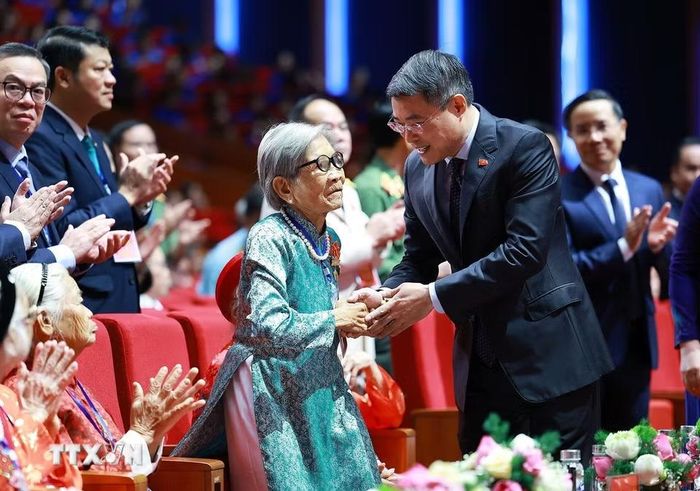 Thủ tướng Lê Minh Hưng thăm hỏi các Mẹ Việt Nam Anh hùng dự Hội nghị Tri ân người có công với cách mạng toàn quốc năm 2026. (Ảnh: Dương Giang/TTXVN)