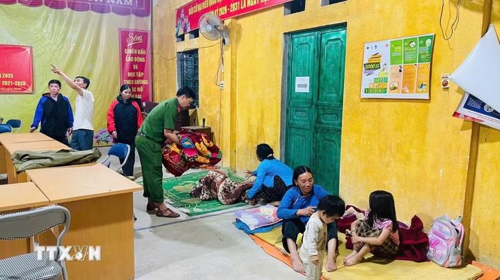 Công an xã Mường Khương bố trí nơi ở tạm thời, bảo đảm an toàn cho các hộ dân sau khi di dời khỏi khu vực nguy hiểm. (Ảnh: TTXVN phát)