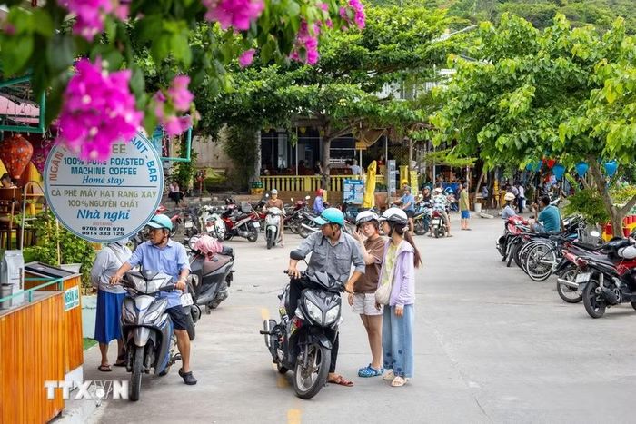 Dịch vụ vận chuyển, lưu trú và kinh doanh nhỏ tạo thêm việc làm cho người dân Cù Lao Chàm từ sự phát triển của du lịch. (Ảnh: Xuân Quý/TTXVN)