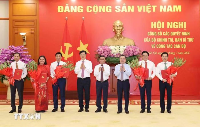 Đồng chí Trần Cẩm Tú, Ủy viên Bộ Chính trị, Thường trực Ban Bí thư trao Quyết định của Bộ Chính trị, Ban Bí thư về công tác cán bộ. (Ảnh: Phương Hoa/TTXVN)