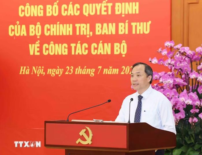 Đồng chí Hoàng Trung Dũng, Ủy viên Trung ương Đảng, Phó Trưởng Ban Thường trực Ban Tổ chức Trung ương công bố các Quyết định của Bộ Chính trị, Ban Bí thư về công tác cán bộ. (Ảnh: Phương Hoa/TTXVN)
