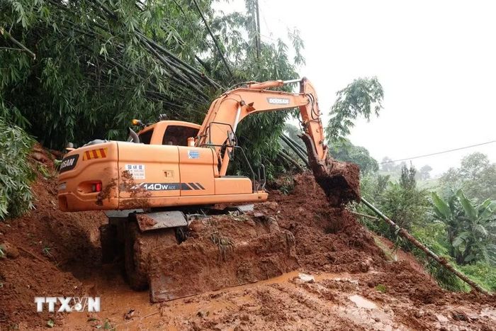 Các đơn vị khẩn trương huy động máy xúc khắc phục các tuyến đường sạt lở ở xã Lao Chải. (Ảnh: Tuấn Anh/TTXVN)