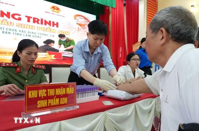 Cán bộ chuyên môn lấy mẫu ADN của thân nhân liệt sỹ với quy trình đảm bảo an toàn, chính xác. (Ảnh: Nguyễn Dũng/TTXVN)
