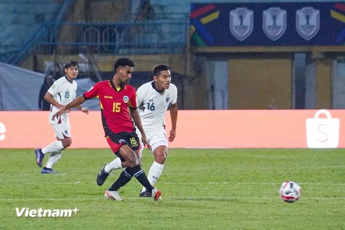 Tại ASEAN Cup 2024, đội tuyển Timor Leste (áo đỏ) lựa chọn sân Hàng Đẫy là sân nhà. (Ảnh: Việt Anh/Vietnam+)
