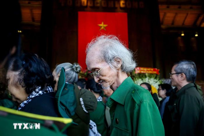 Tại Khu tưởng niệm liệt sỹ Thanh niên xung phong Thành phố Hồ Chí Minh, những mái đầu bạc lặng lẽ cúi đầu tưởng niệm 99 liệt sỹ Thanh niên xung phong đã anh dũng hy sinh trên chiến trường biên giới Tây Nam. (Ảnh: Giang Phương/TTXVN)