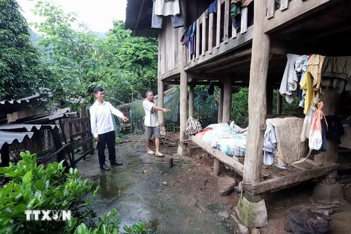Do ảnh hưởng của mưa lớn kéo dài, nhiều vị trí trong khu nhà ở của gia đình anh Quàng Văn Học, bản Nặm Păm, xã Mường La bị sụt lún, xuất hiện các nứt có nguy cơ cao mất an toàn. (Ảnh: Quang Quyết/TTXVN)