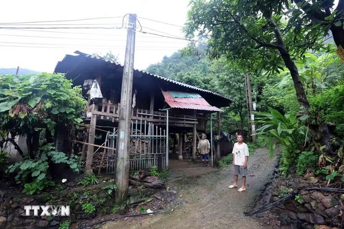 Chính quyền địa phương đang nỗ lực sắp xếp, di dời những hộ dân ở khu vực có nguy cơ sạt lở cao đến nơi ở mới, đảm bảo an toàn. (Ảnh: Quang Quyết/TTXVN)