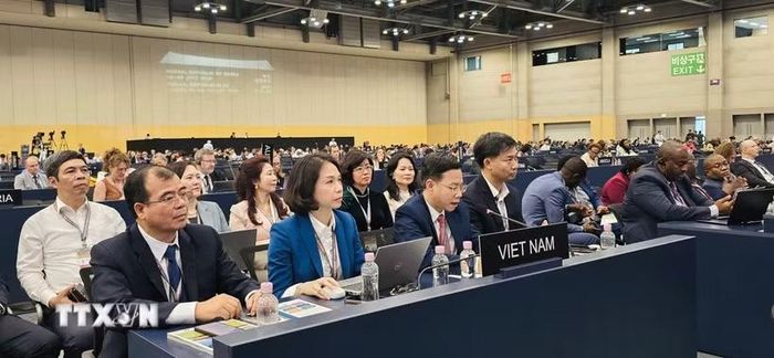 Thứ trưởng Bộ Ngoại giao Ngô Lê Văn, Chủ tịch Ủy ban Quốc gia UNESCO Việt Nam, phát biểu tại Kỳ họp. (Ảnh: Khánh Vân/TTXVN)
