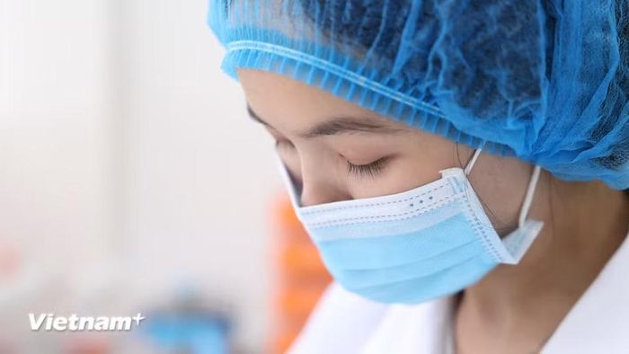 "Có những cụ đã ngoài 80, 90 tuổi tìm đến trung tâm với mong muốn biết tin người thân. Khi nghe các cụ nói: 'Không biết tôi còn sống để chờ được kết quả không', mình thực sự xúc động. Đó cũng là động lực để chúng mình nỗ lực hơn mỗi ngày trong công việc giám định ADN."- Nghiên cứu viên Hoàng Thị Thúy tâm sự. (Ảnh: Dương Linh/Vietnam+)
