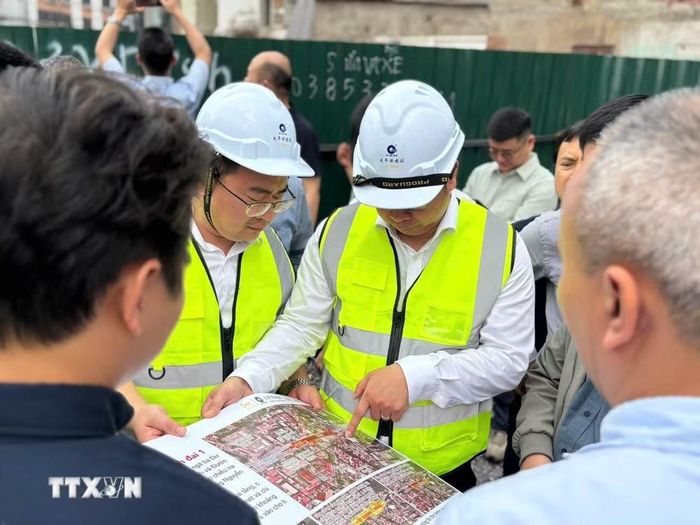 Kỹ sư và công nhân thực hiện khảo sát tại khu vực dự kiến xây dựng ga ngầm của tuyến Metro số 5. (Ảnh: Trung Nguyên/TTXVN)